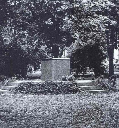 Obelisk für die  Euthanasieopfer im Park der Landesklinik. Foto K.-H. Hofmeister 2000