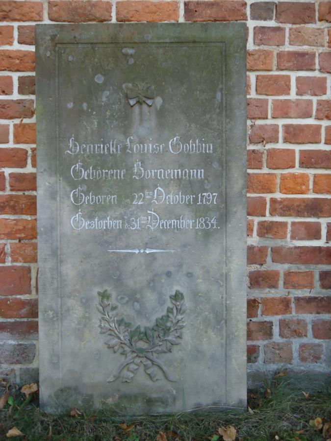 Grabstein der Henriette Louise Gobbin (1797-1834) an der Nordseite der Kirche