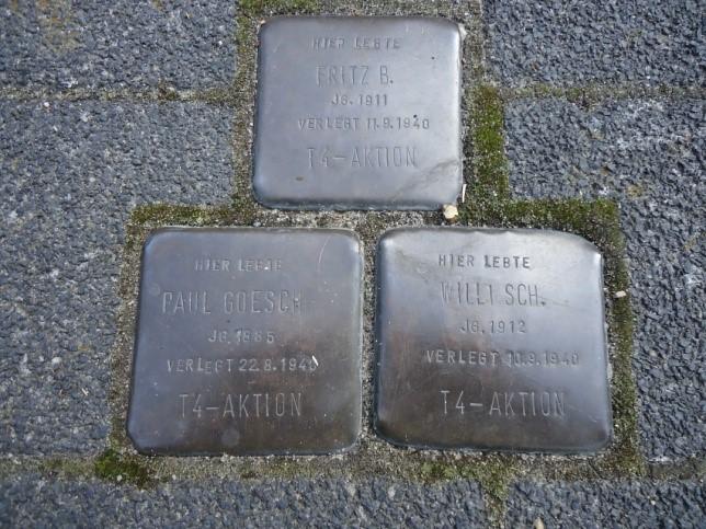 Drei Stolpersteine vor dem Klinikeingang