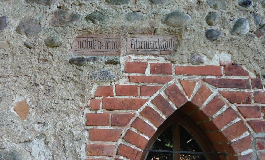 Inschriftstein an der Ostseite der Heilig-Geist-Kirche: Der Edle OttoSchenk von Landsberg